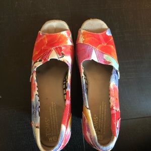 Tom’s Floral Wedges size 6.5